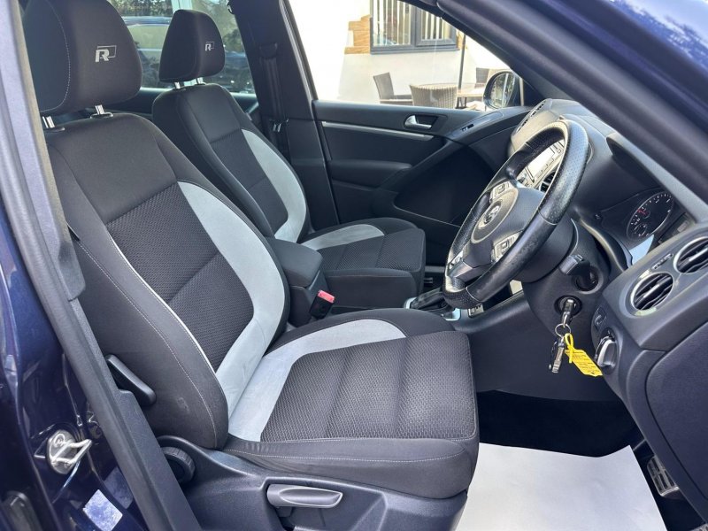 View VOLKSWAGEN TIGUAN 2.0 TDI BlueMotion Tech R-Line DSG 4WD Euro 5 (s/s) 5dr (Nav)