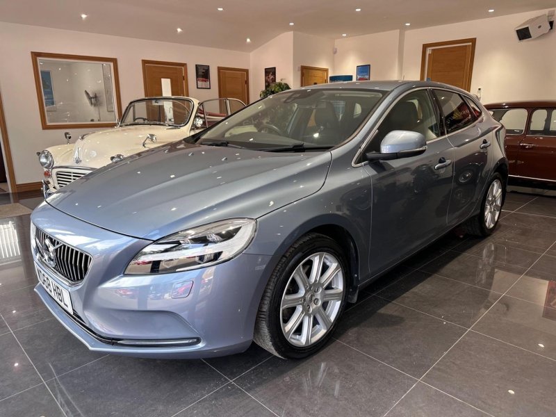View VOLVO V40 2.0 T3 Inscription Euro 6 (s/s) 5dr
