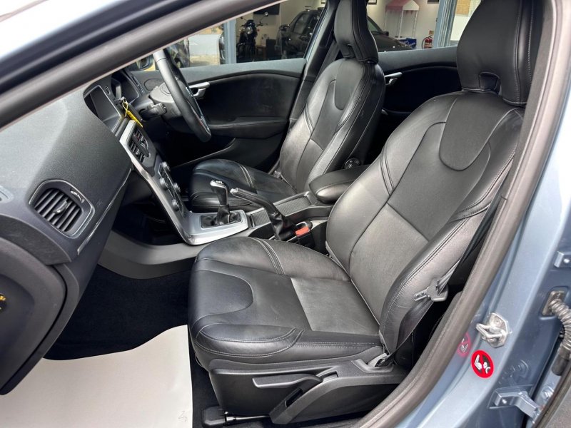 View VOLVO V40 2.0 T3 Inscription Euro 6 (s/s) 5dr